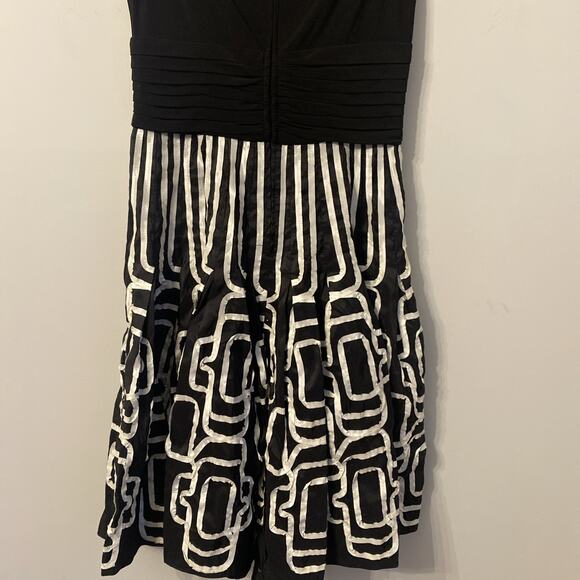 Adrianna Papell V-Neck Textured Sleeveless Dress Sz 10 Black White Geometric - Picture 6 of 7